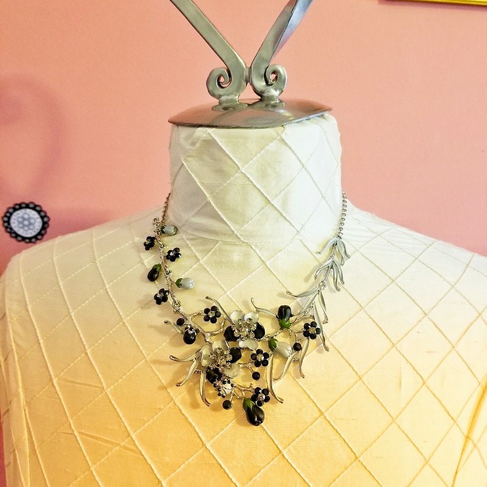 Lovely BW Black Silver Flower Statement Necklace